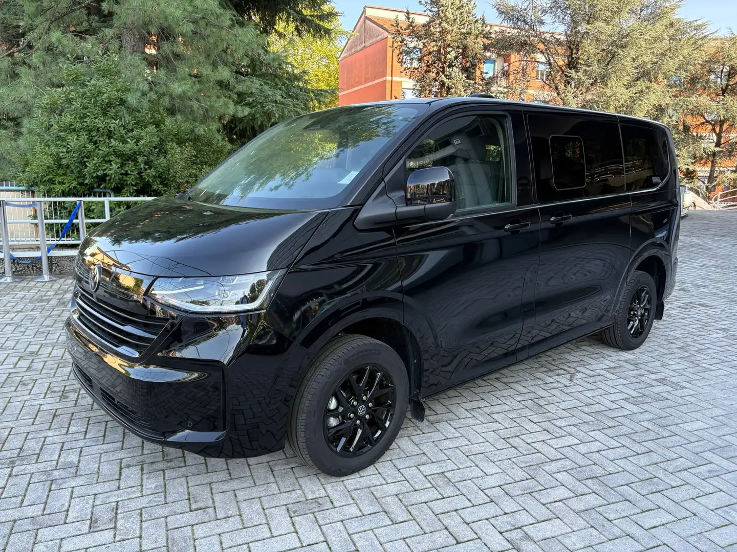 Volkswagen T7 Caravelle Life Elettrico 160 kW **PROMO TARGA ENTRO 31/12** Noir - 1