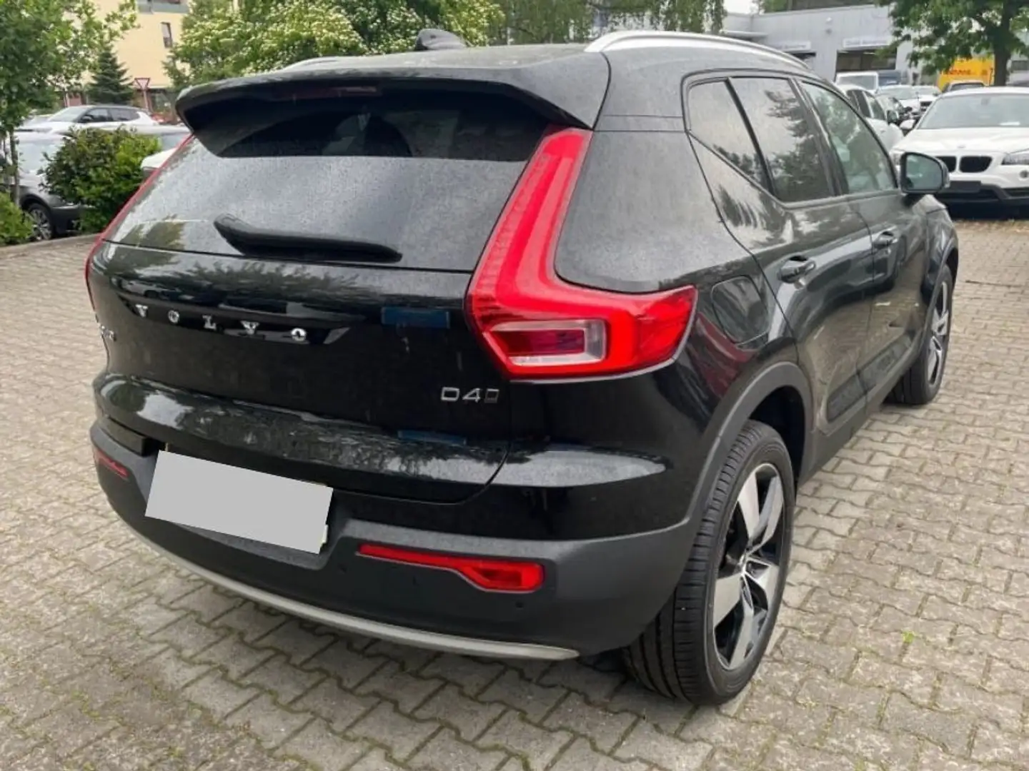 Volvo XC40 Momentum AWD Schwarz - 2