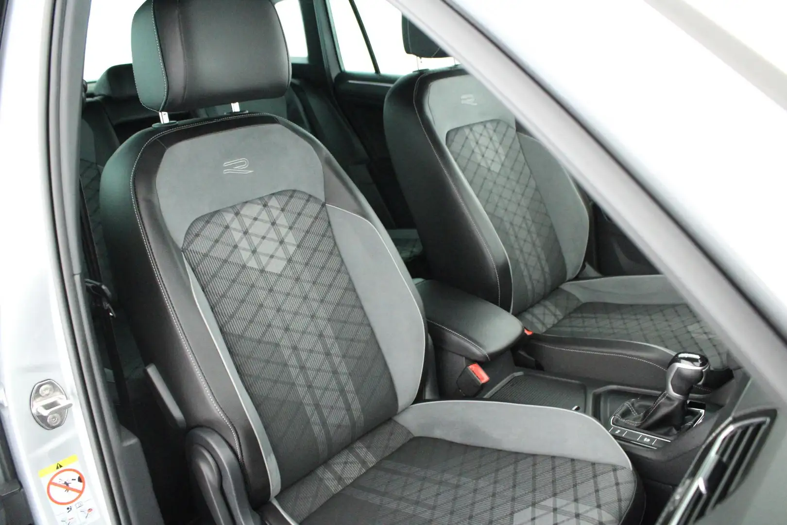 Volkswagen Tiguan 1.5 TSI 150pk DSG 2x R-Line Virtual Cockpit Naviga Grijs - 2