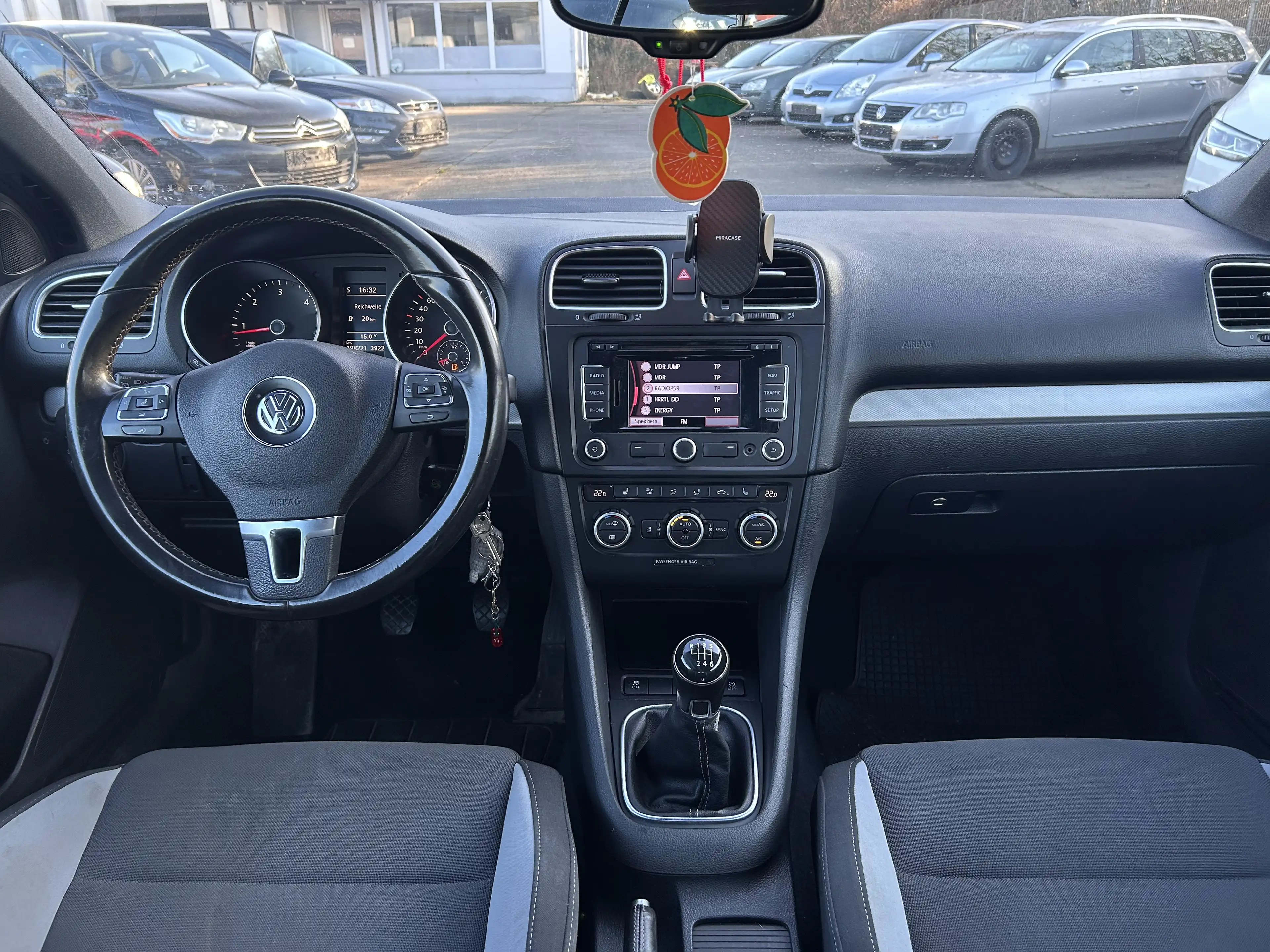 Volkswagen Golf Cabriolet Life Xenon PDC SHZ Navigation 8 fach Bereifung — photo 11