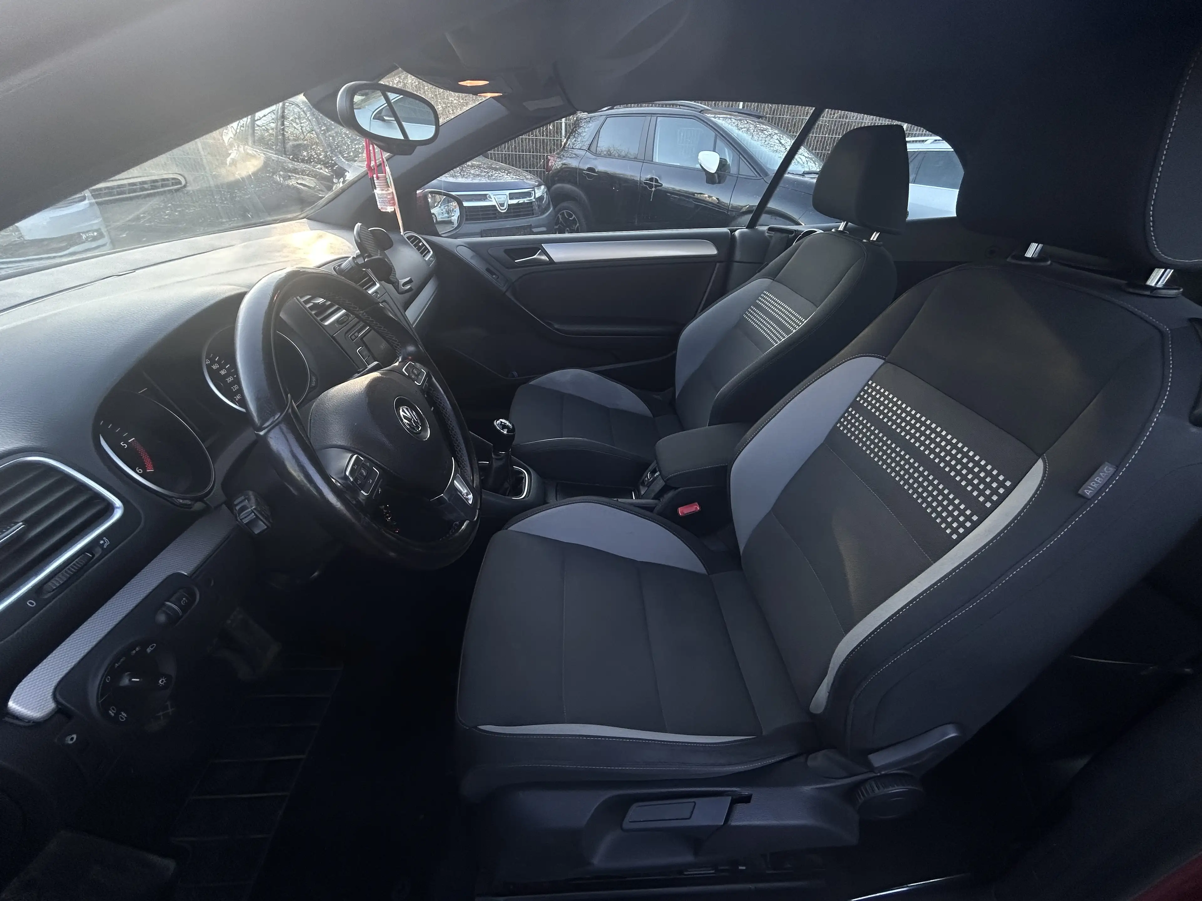 Volkswagen Golf Cabriolet Life Xenon PDC SHZ Navigation 8 fach Bereifung — photo 9
