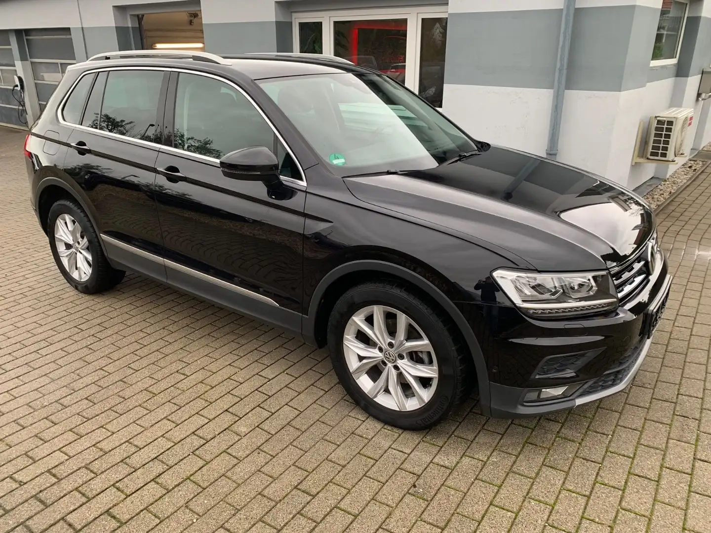 Volkswagen Tiguan Comfortline 1,4 TSI Aut. LED AHK 67TKM Schwarz - 1