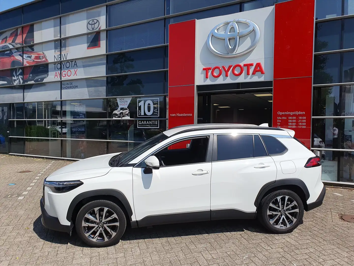Toyota Corolla Cross 2.0 High Power Hybrid 197pk eCVT First Edition Wit - 2