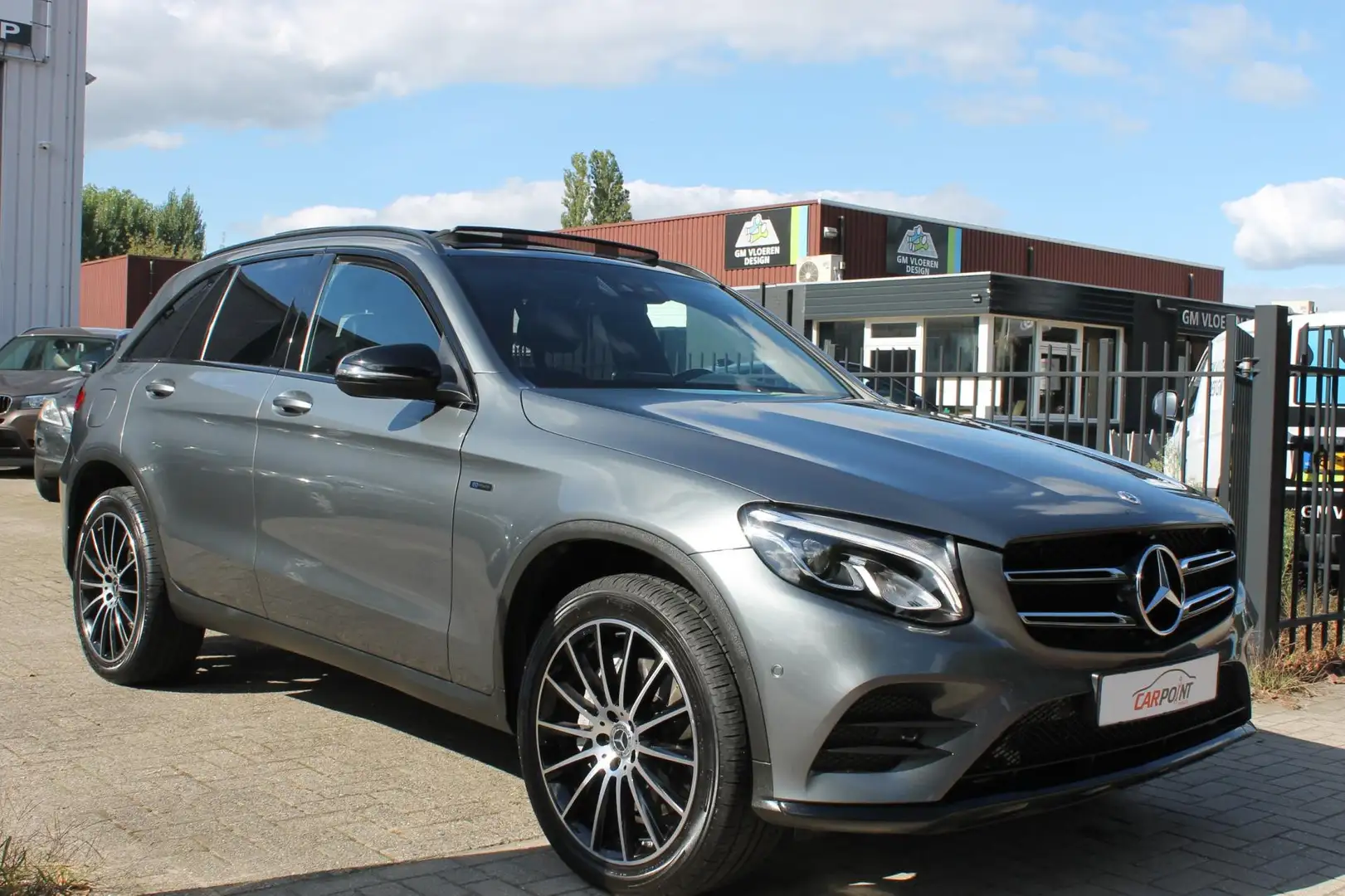 Mercedes-Benz GLC 350 350e 4MATIC Business Solution AMG Pano Vol! Grijs - 2