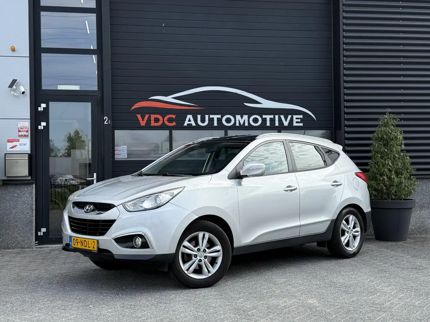 Hyundai iX35 2.0i i-Catcher Pano | Trekhaak | Keyless | Leder | Gris - 1