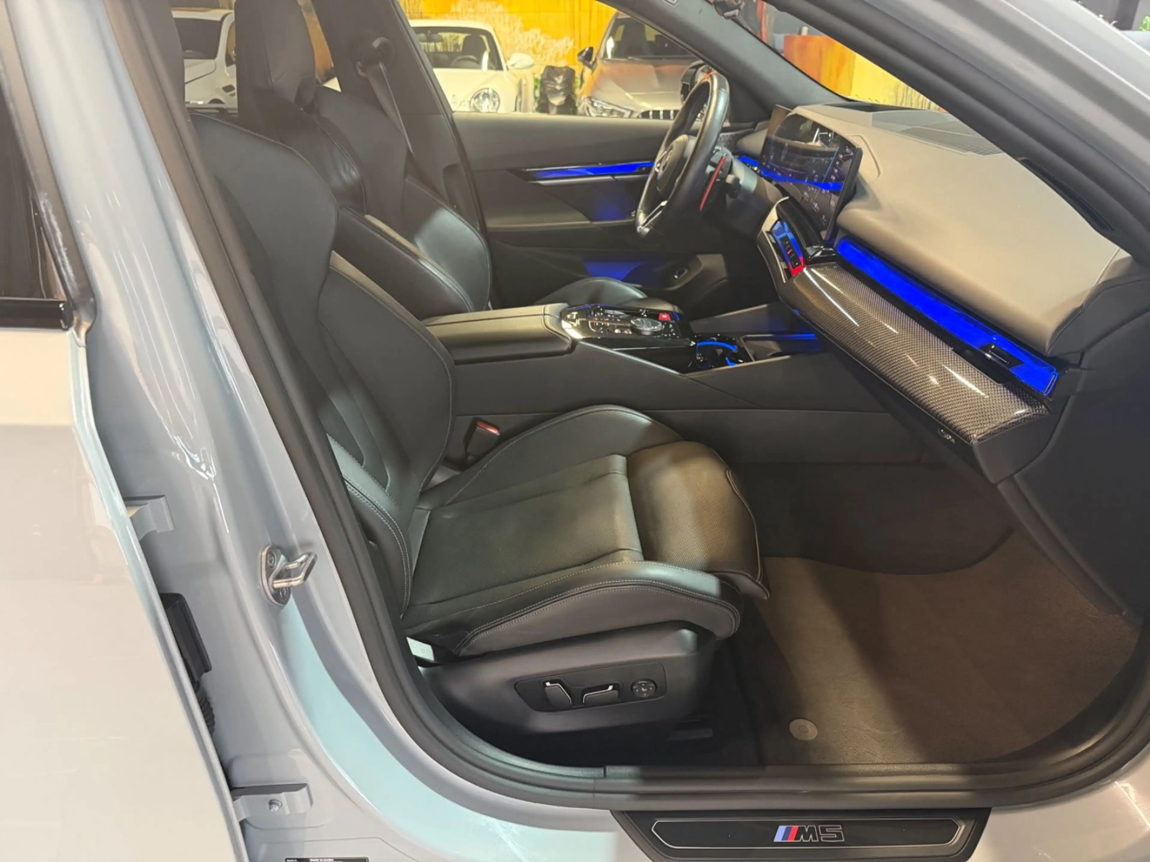BMW M5 Limousine LED~PANO~B&W~HUD~CARBON~BELÜFTUNG~ — photo 15
