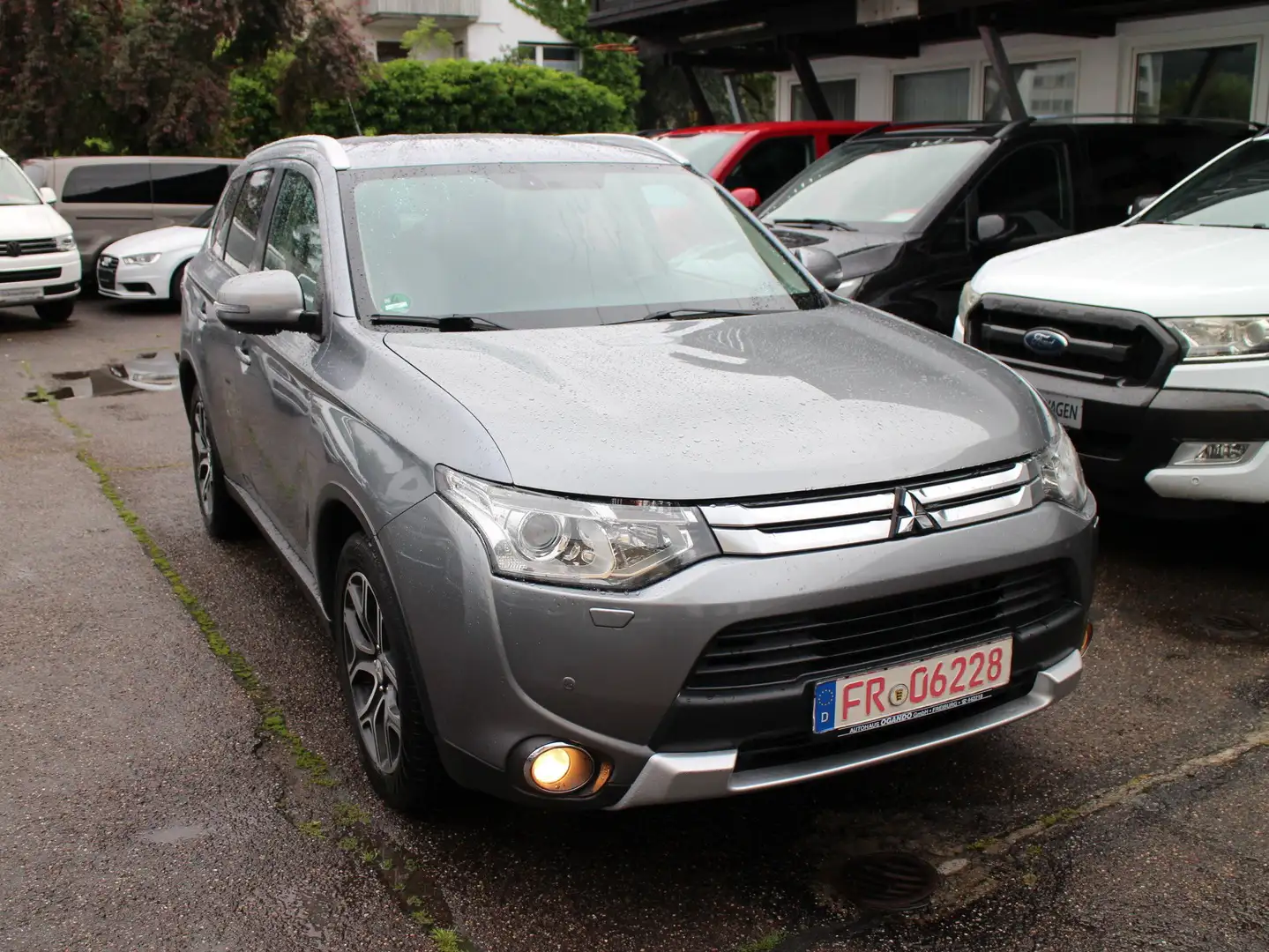 Mitsubishi Outlander 2.2 DI-D 4WD Autom.Intense/Klima/AHK/Xenon/7Sitzer Grijs - 1