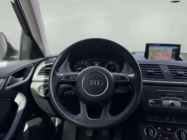 Audi Q3 view 13