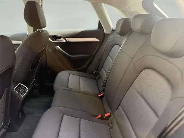 Audi Q3 view 12