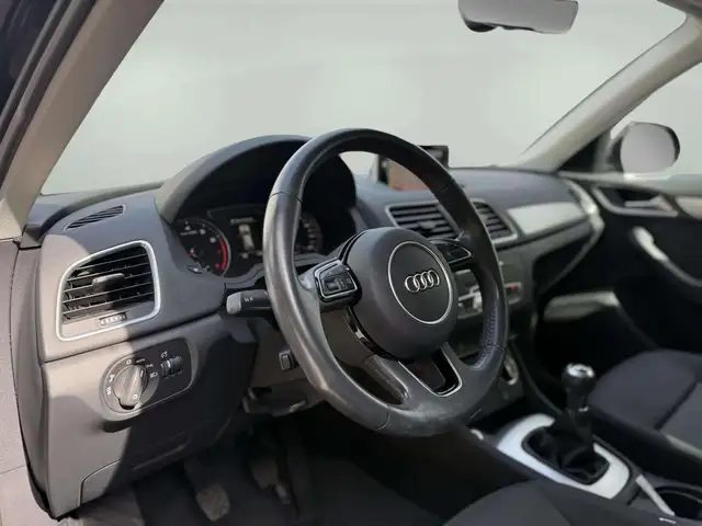 Audi Q3 view 10