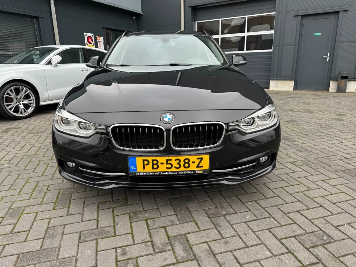 BMW 320 320i Touring Aut. High Executive M-Sport Performan Schwarz - 2