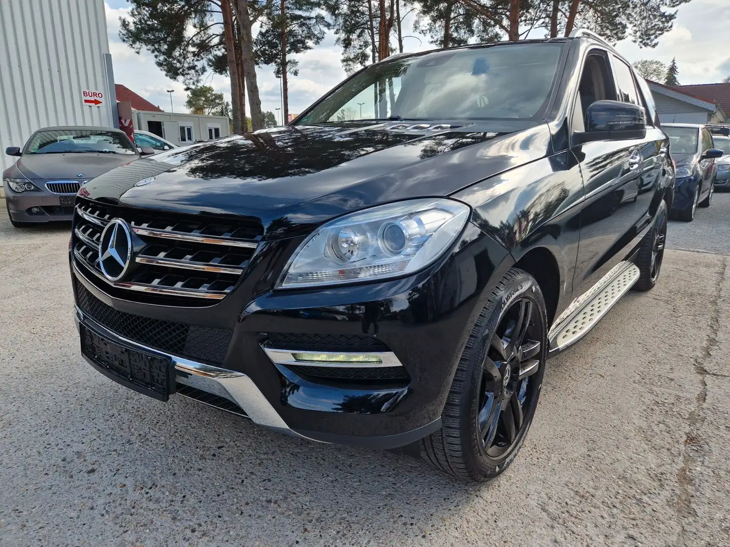 Mercedes-Benz ML 350 ML350 BLUeEFFiCiENCi 4x4 LEDER PANOR.DVD AHK3.5T Schwarz - 1