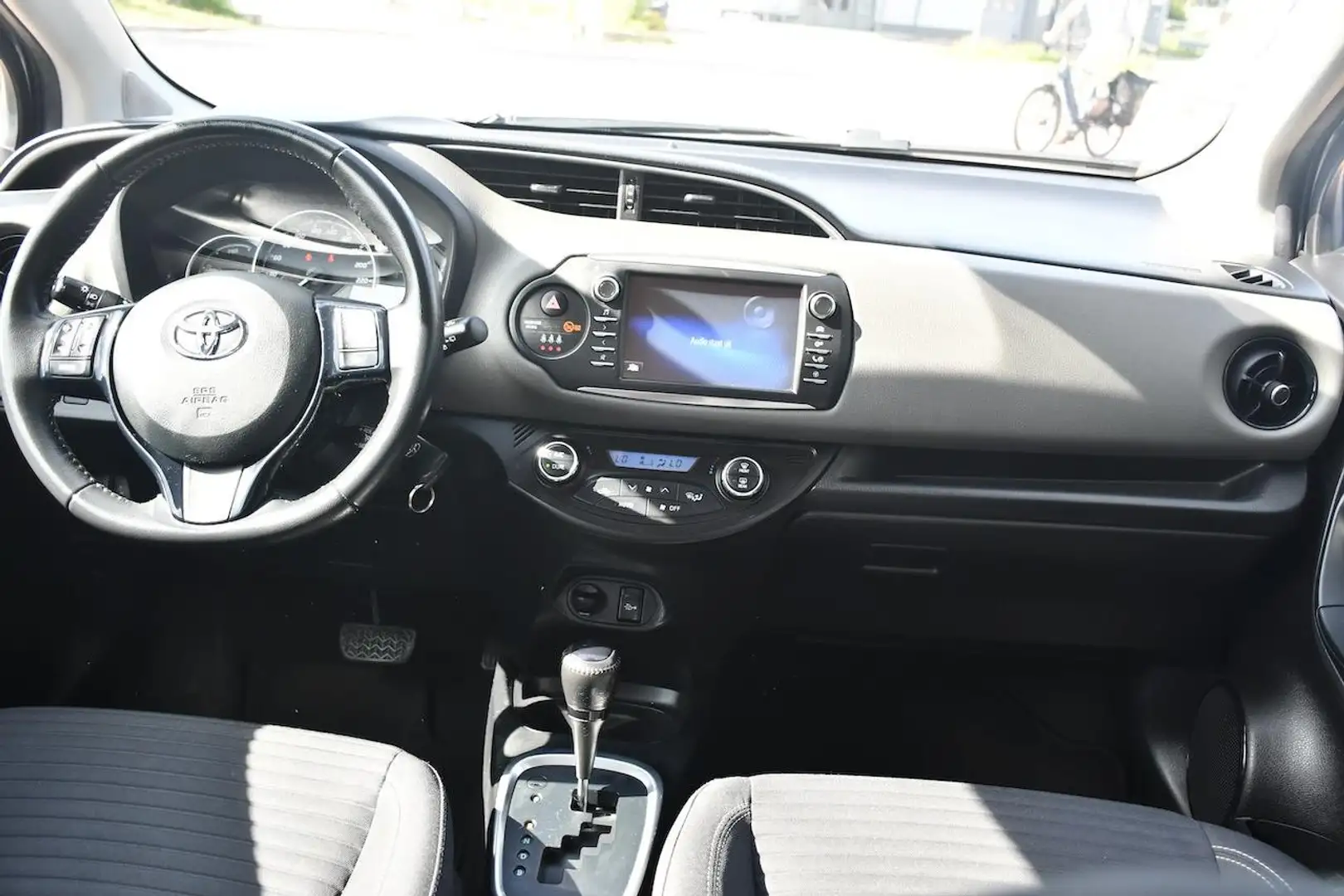 Toyota Yaris 1.5 Hybrid Design Clima|Cruise|Camera|VolledigOH Grijs - 2