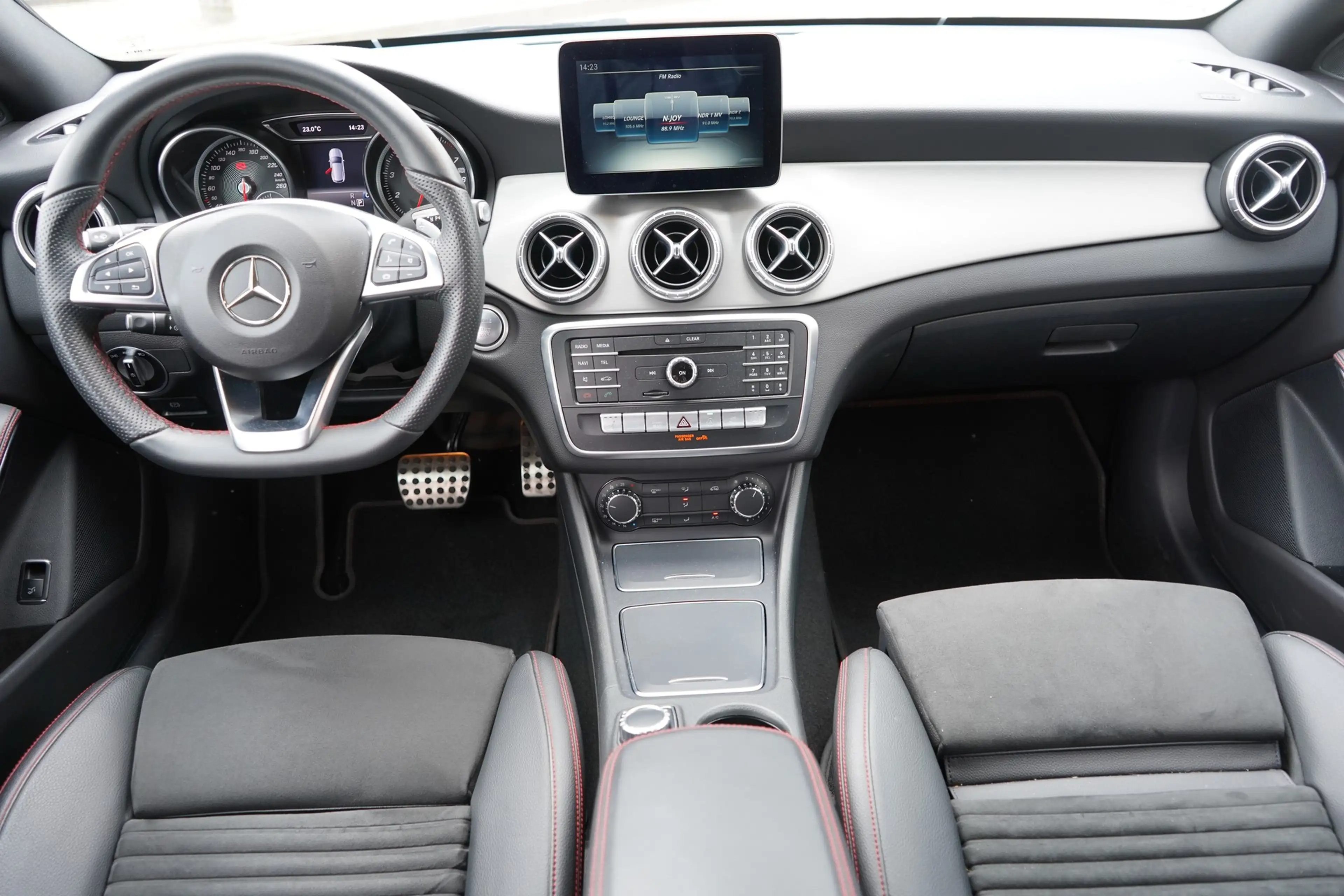 Mercedes-Benz CLA 200 AMG Line LED Klima Navi Sitzheizung PDC — photo 12
