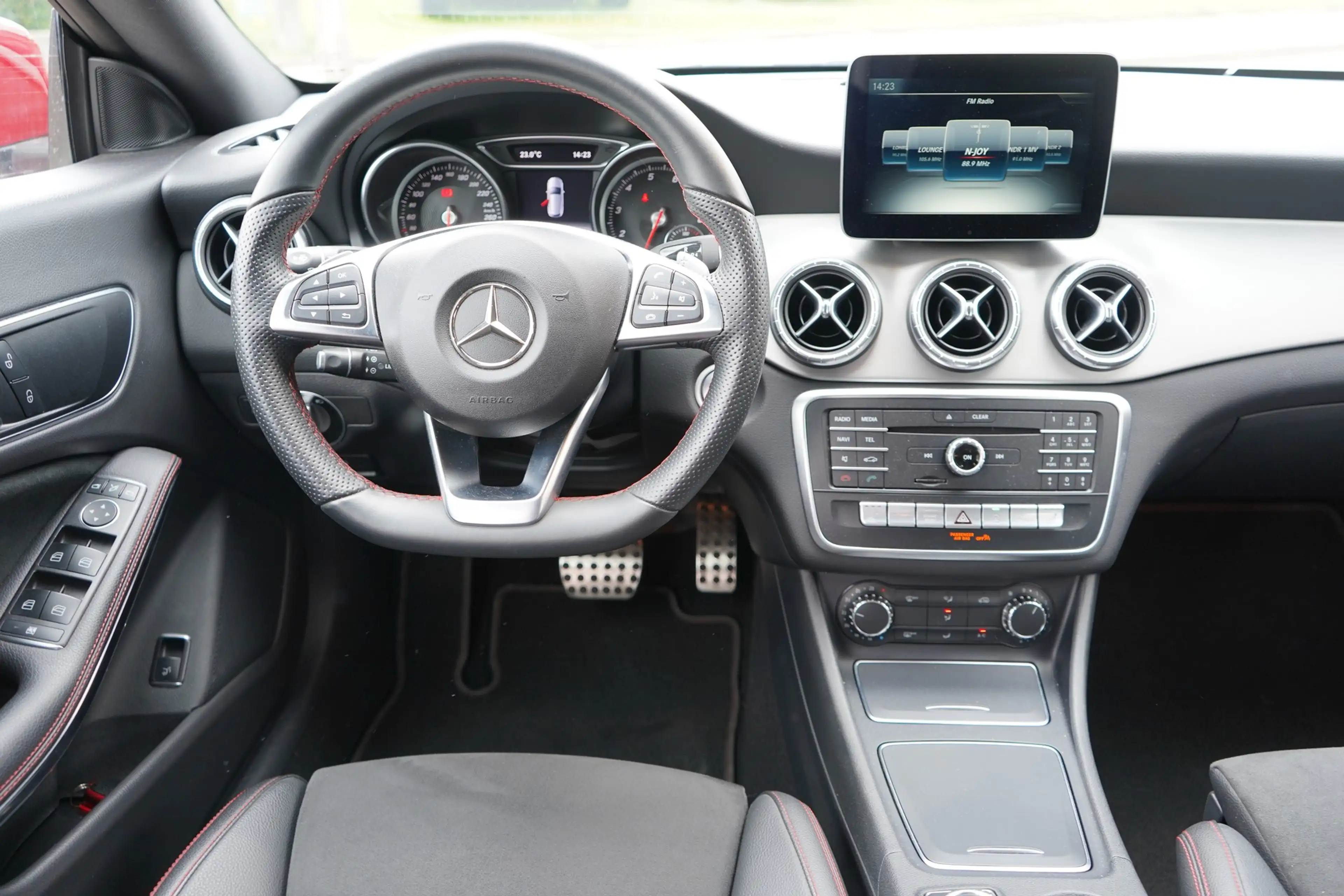 Mercedes-Benz CLA 200 AMG Line LED Klima Navi Sitzheizung PDC — photo 13