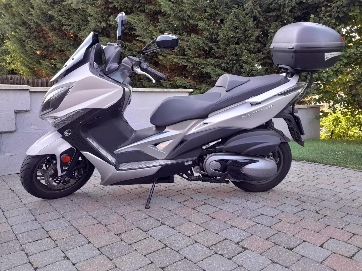 Kymco Xciting 400i Pot Arrow, top case Gris - 1