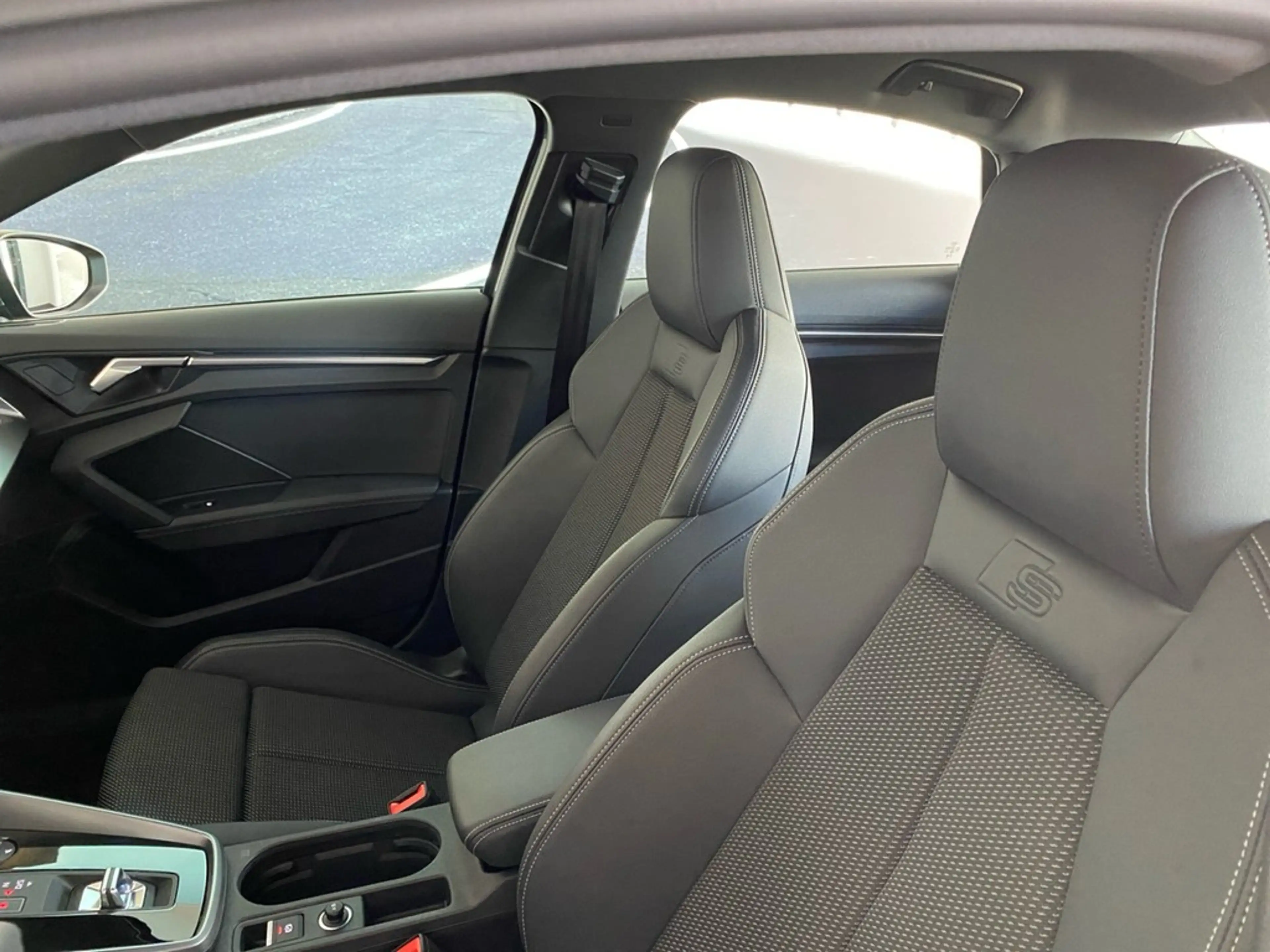 Audi S3 Limousine 2.0 TFSI quattro ACC+RFK+BLACK+19"+ — photo 5