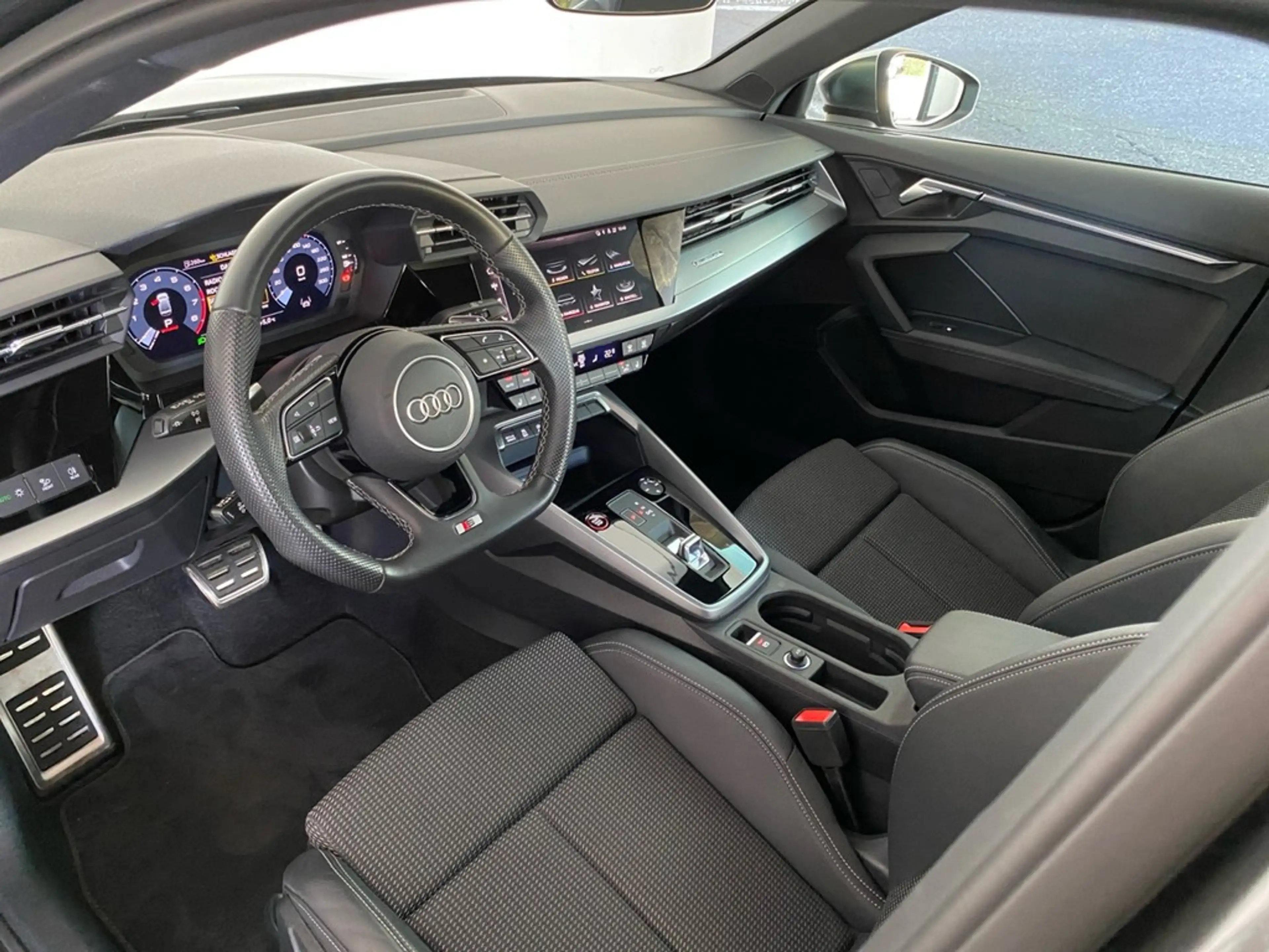 Audi S3 Limousine 2.0 TFSI quattro ACC+RFK+BLACK+19"+ — photo 3