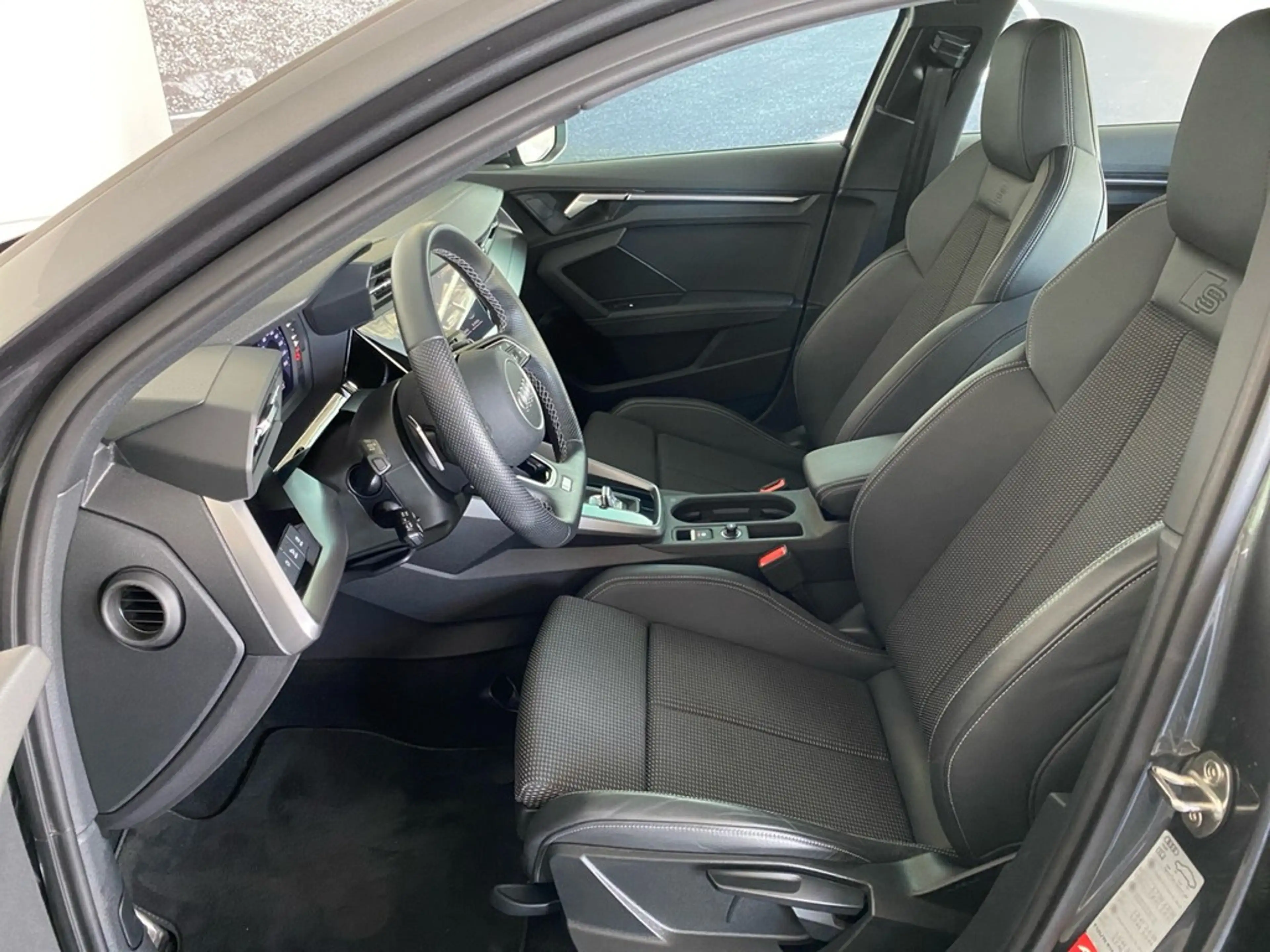 Audi S3 Limousine 2.0 TFSI quattro ACC+RFK+BLACK+19"+ — photo 4