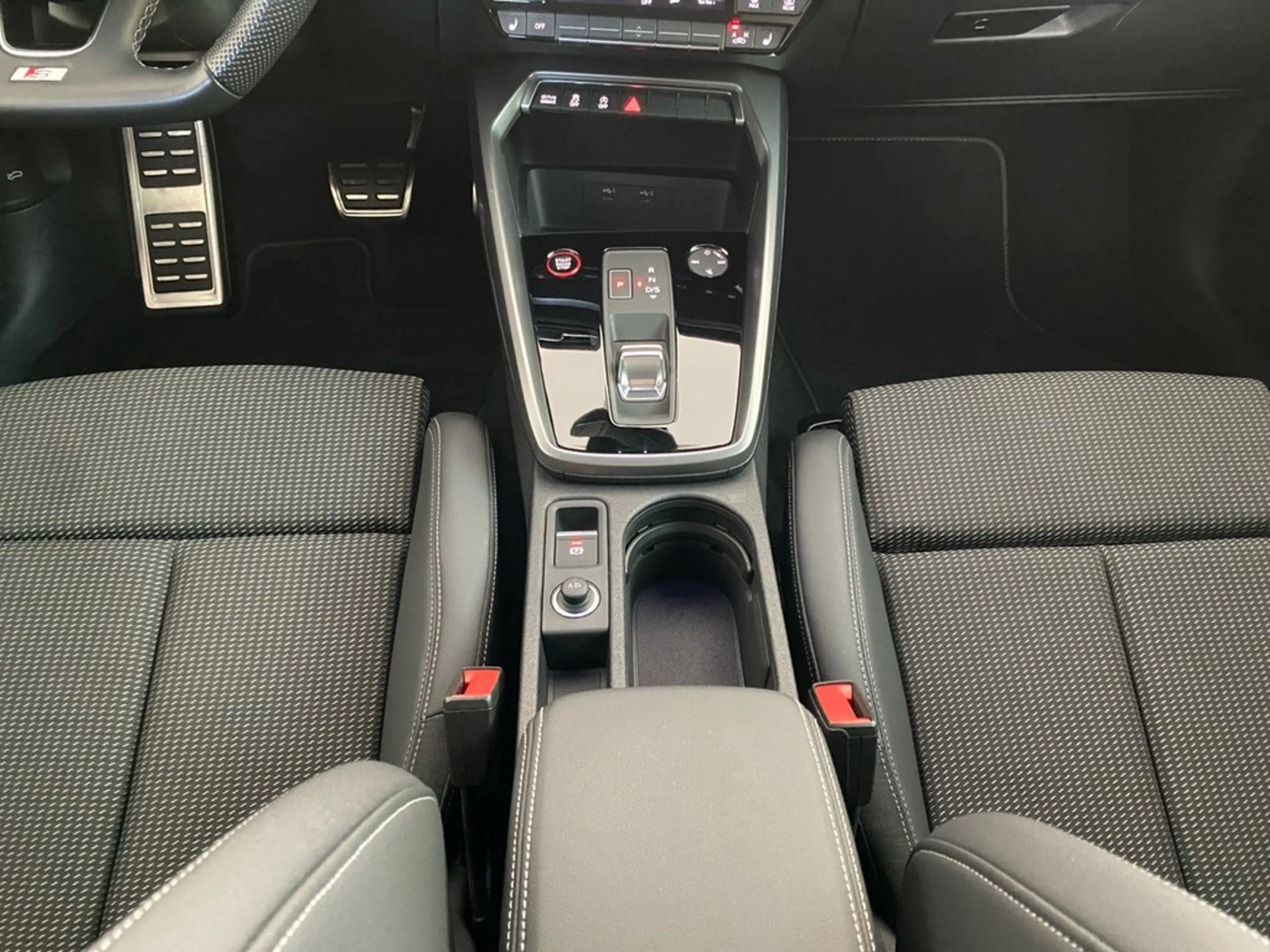 Audi S3 Limousine 2.0 TFSI quattro ACC+RFK+BLACK+19"+ — photo 11