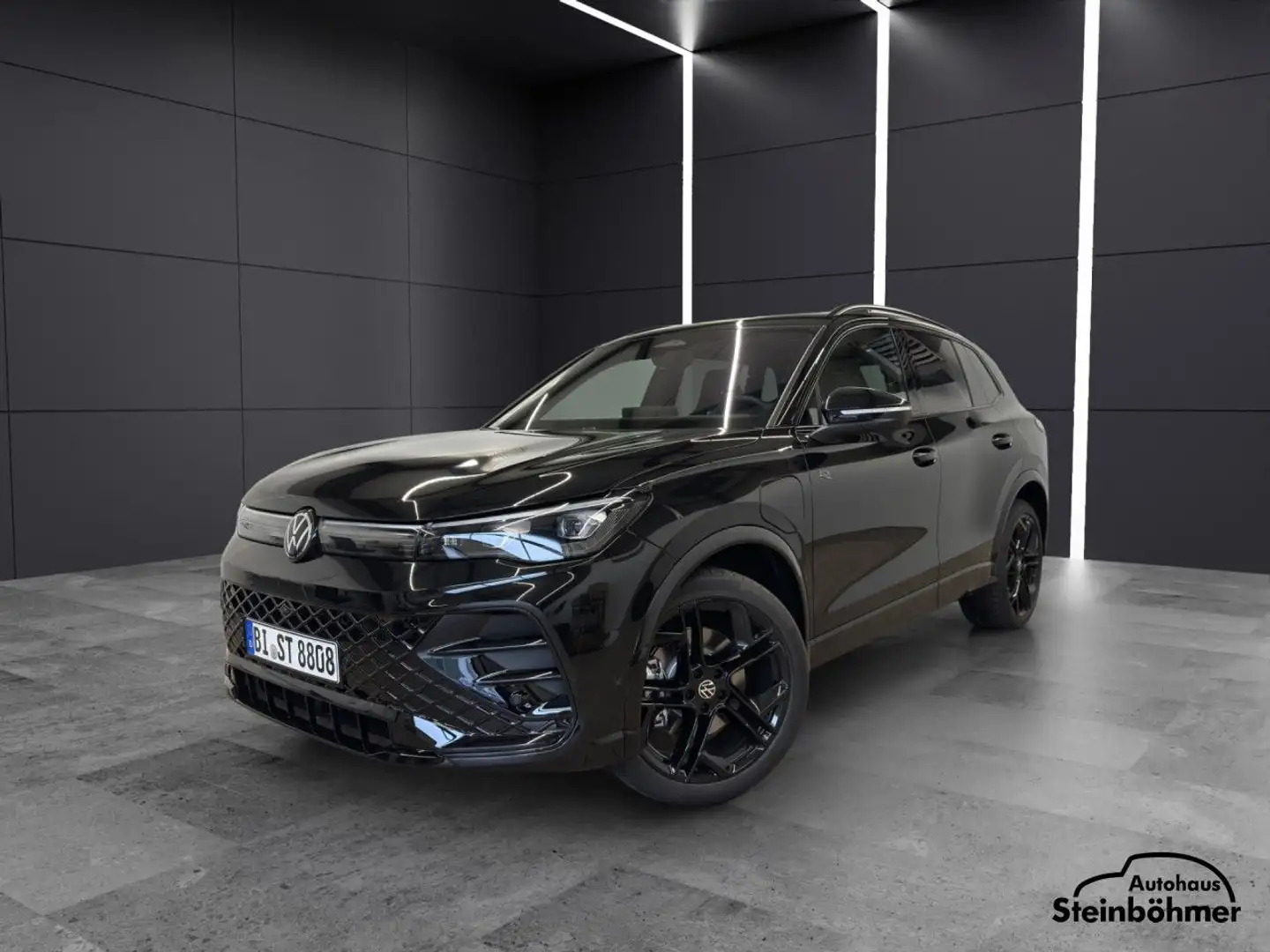 Volkswagen Tiguan R-Line 1.5TSI DSG IQ.Light DiscoverMax Pano Schwarz - 1