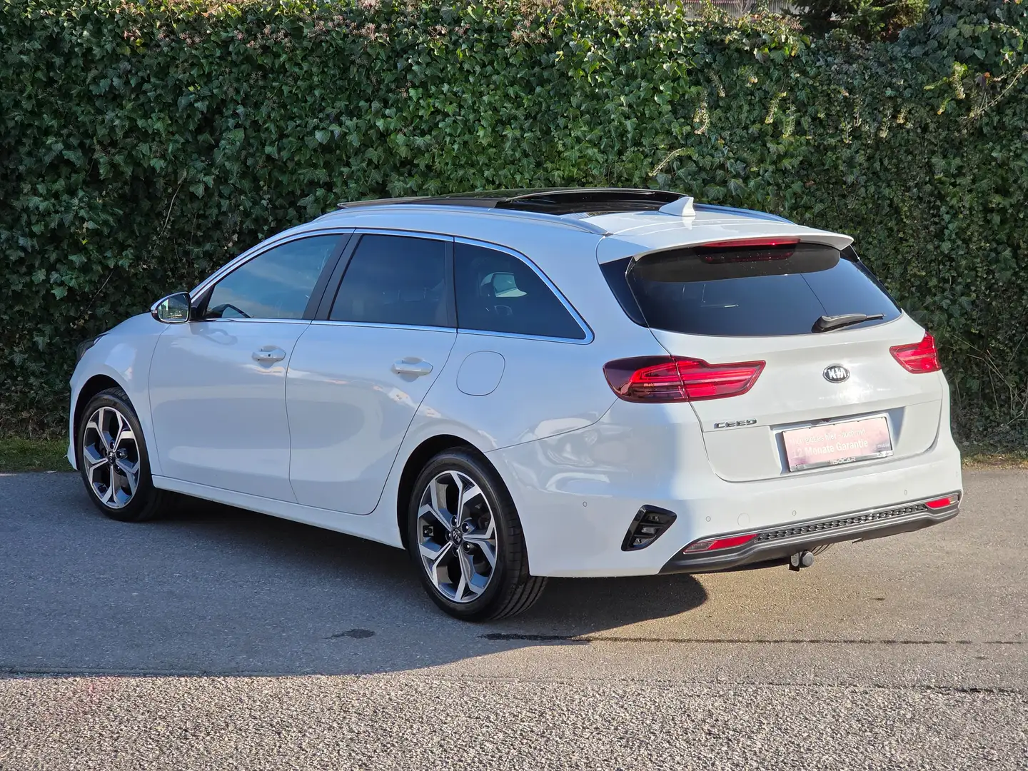 Kia Ceed SW / cee'd SW 1,6 CRDi // PLATIN / AHK / PANO / JBL / KAMERA // Weiß - 2