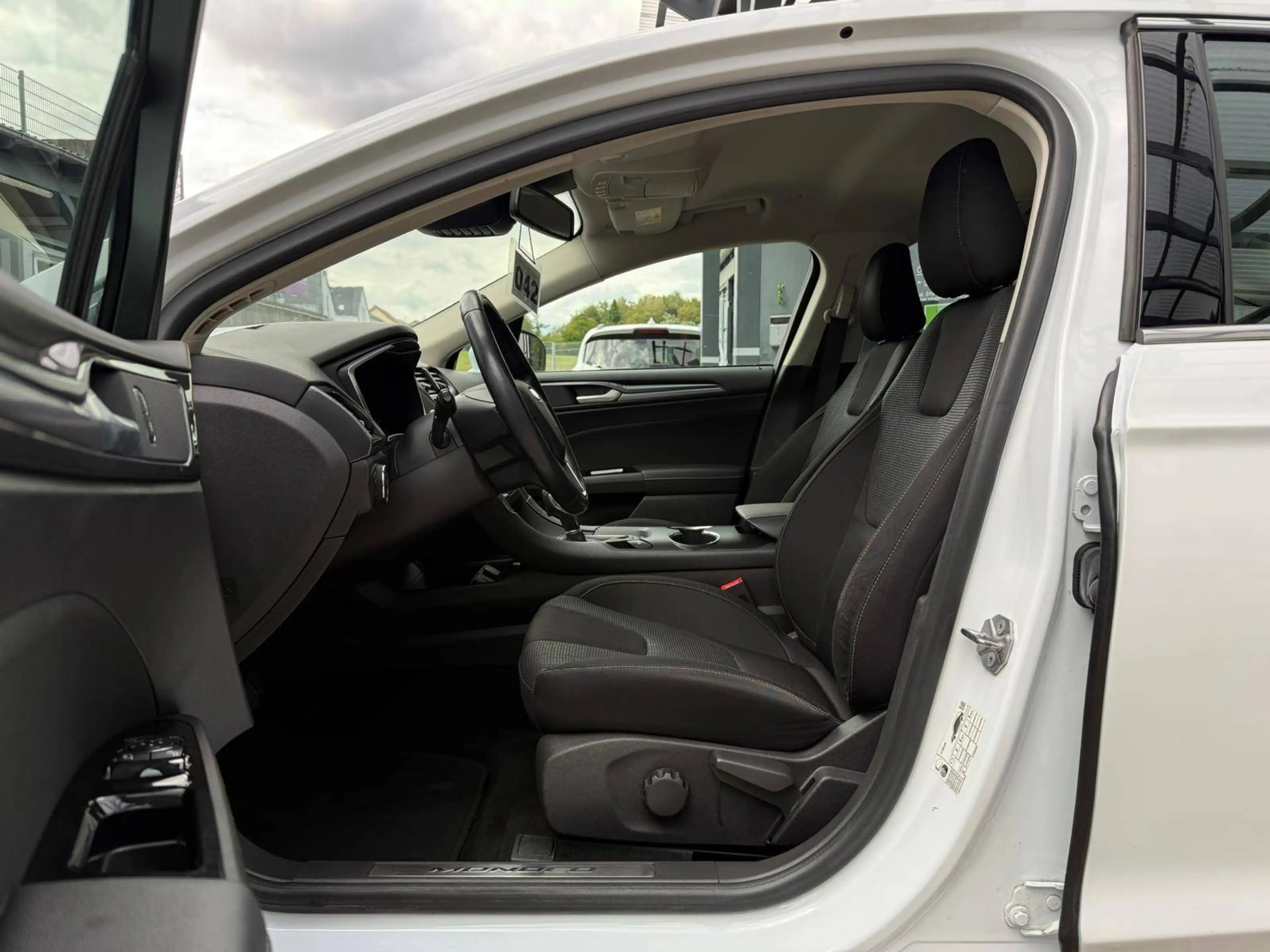 Ford Mondeo Lim. 2.0 FHEV Aut. Hybrid, Schilderkennung, Fernlicht-Assist, Navi, KeyFree, Sitzheizung, Park-Assist — photo 13