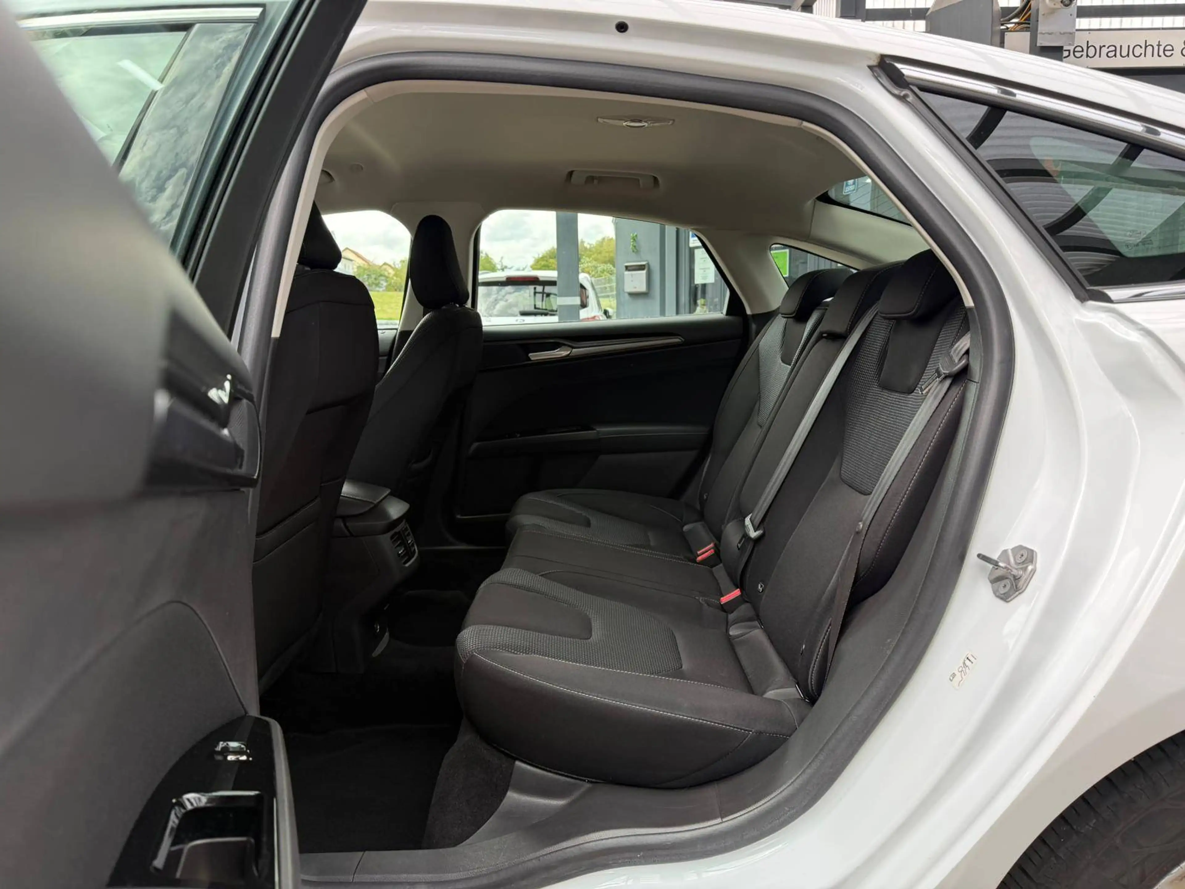 Ford Mondeo Lim. 2.0 FHEV Aut. Hybrid, Schilderkennung, Fernlicht-Assist, Navi, KeyFree, Sitzheizung, Park-Assist — photo 14
