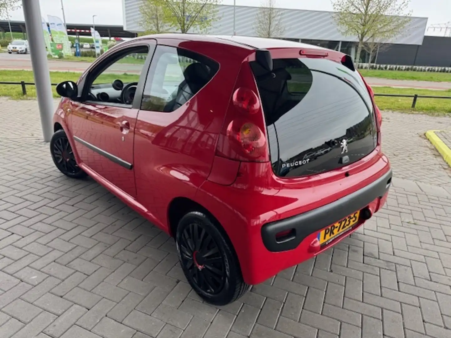 Peugeot 107 1.0-12V SUBLIME + AIRCO Rojo - 2