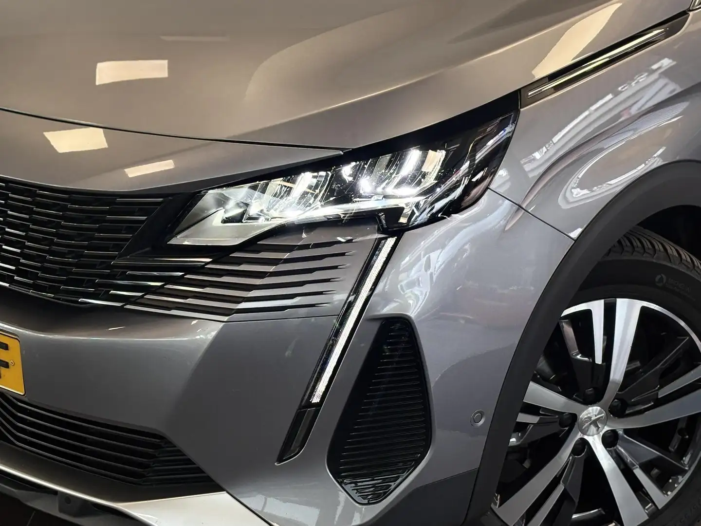 Peugeot 3008 Allure Avantage 1.2 Turbo 130pk EAT8 | i-COCKPIT® Grijs - 2