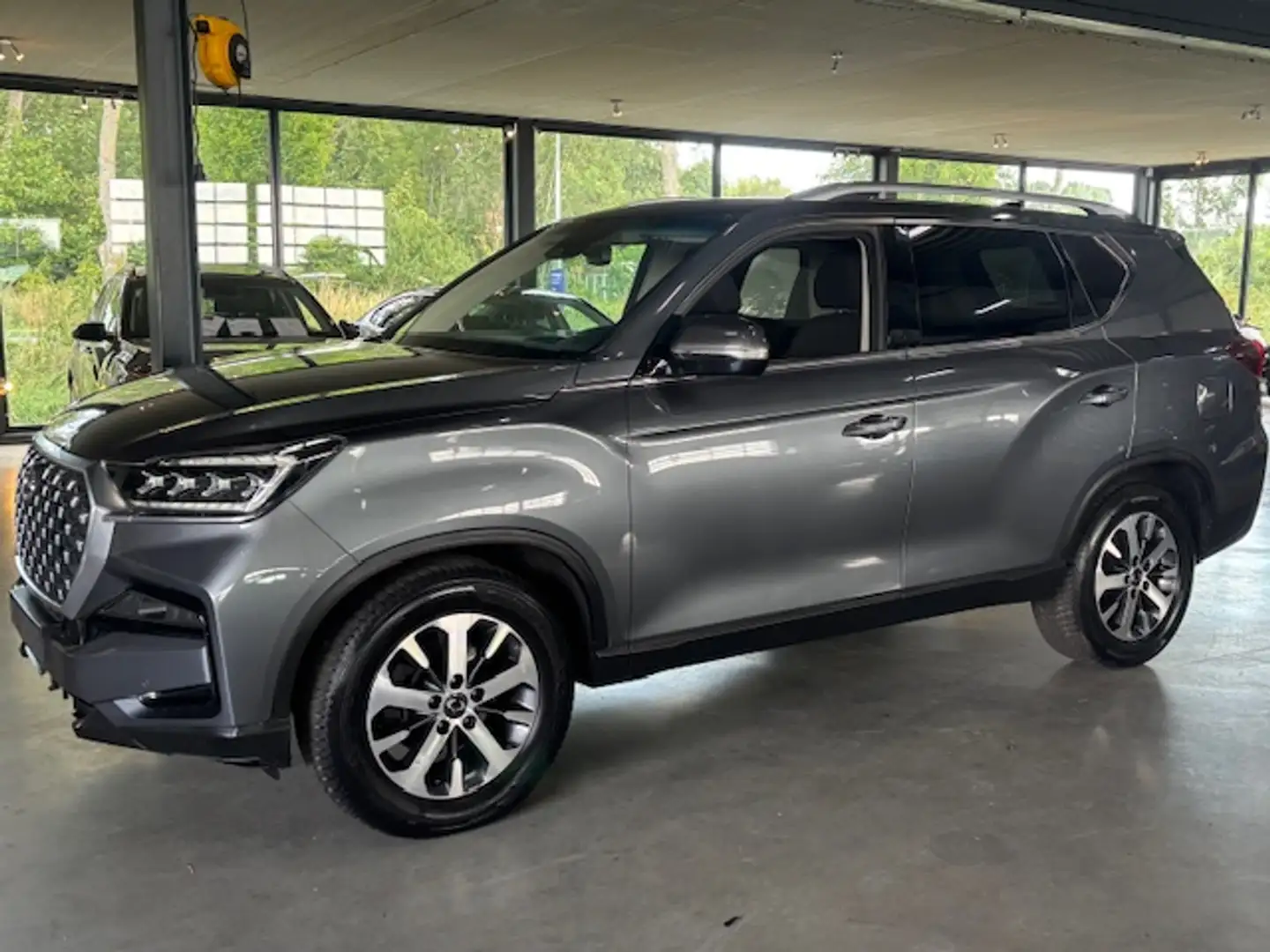 SsangYong Rexton 2.2D 149KW XDI Automaat 203 Pk 4WD VAN Grijs - 1