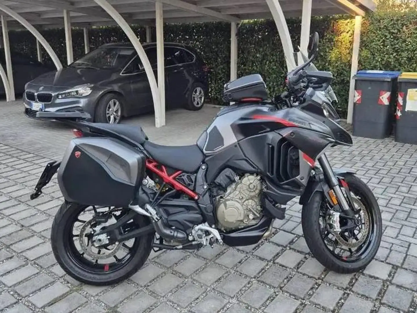 Ducati Multistrada V4 S Grand Tour Schwarz - 2