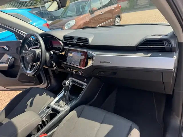 Audi Q3 view 12