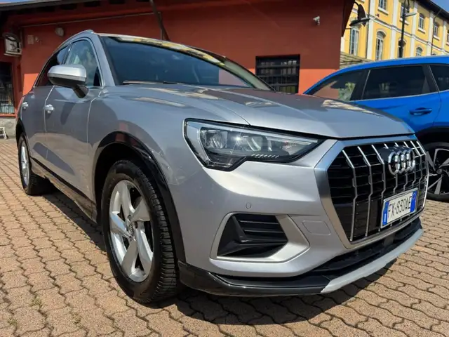 Audi Q3 view 3