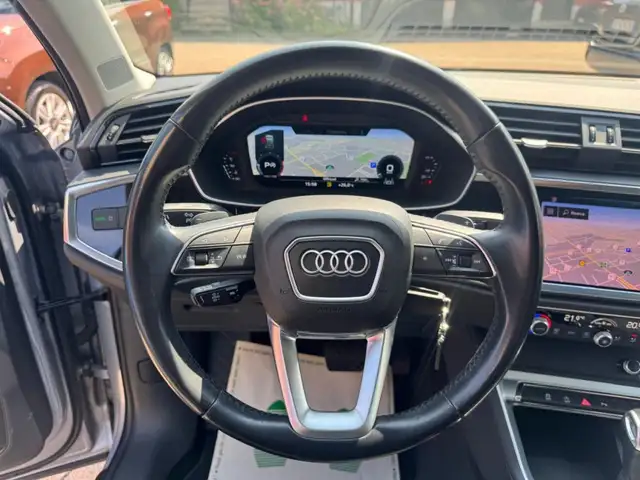 Audi Q3 view 8