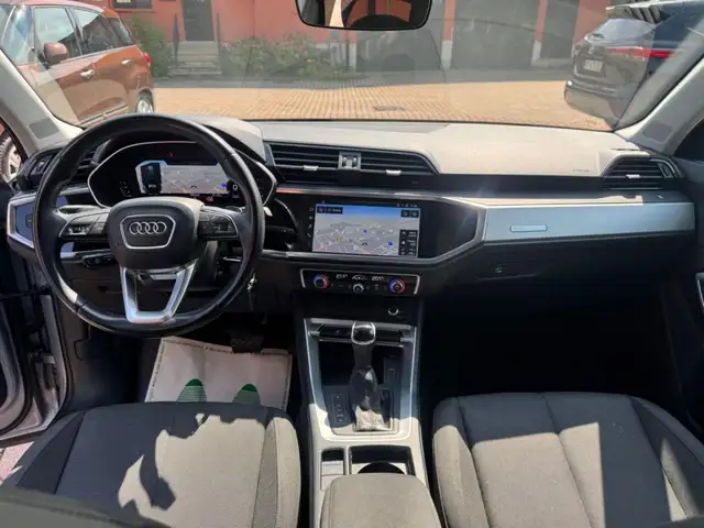 Audi Q3 view 9