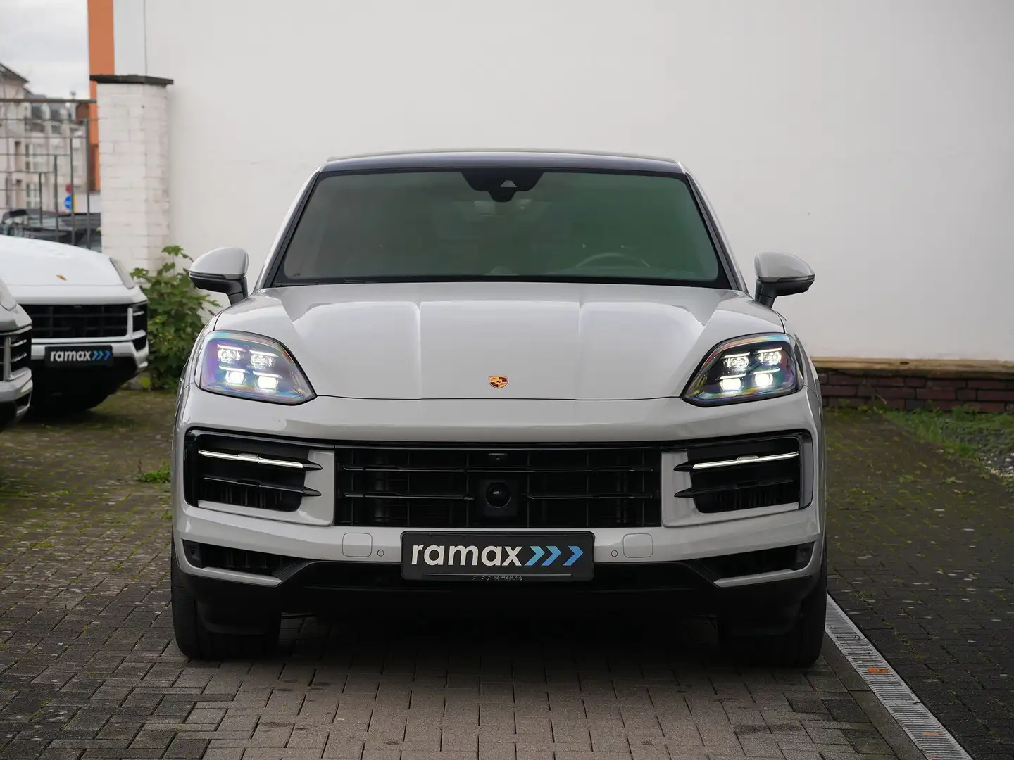 Porsche Cayenne E-Hybrid Coupé ACC-LUFTF-PANO-HDMATRIX-HUD-BOSE Grau - 2