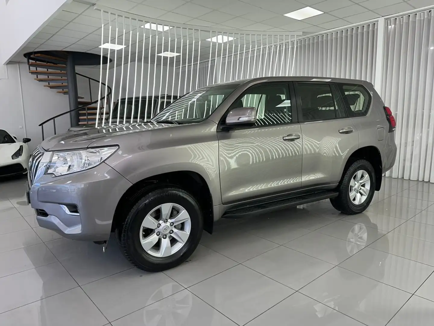 Toyota Land Cruiser 2.8 D-4D VX Beige - 2