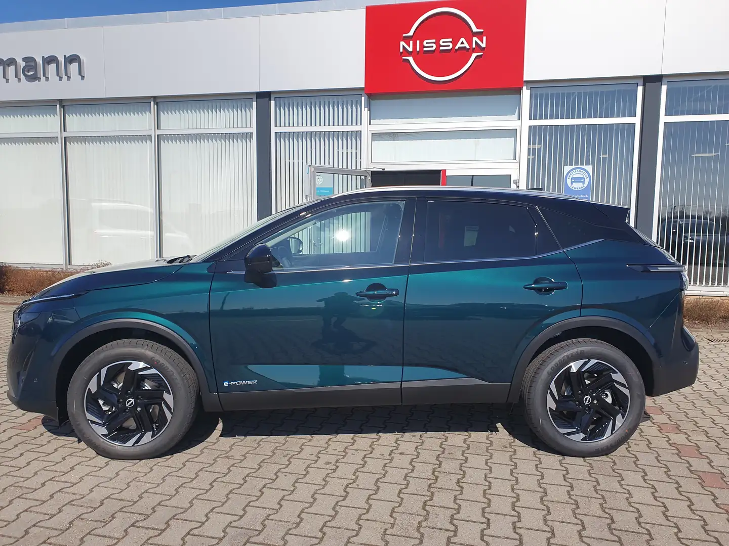 Nissan Qashqai 1.5 VC-T e-Power N-Connecta Winter/Komfort-Paket Grün - 2