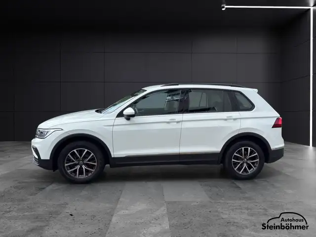Volkswagen Tiguan view 3