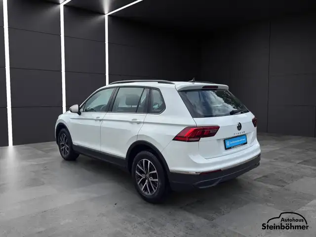 Volkswagen Tiguan view 4