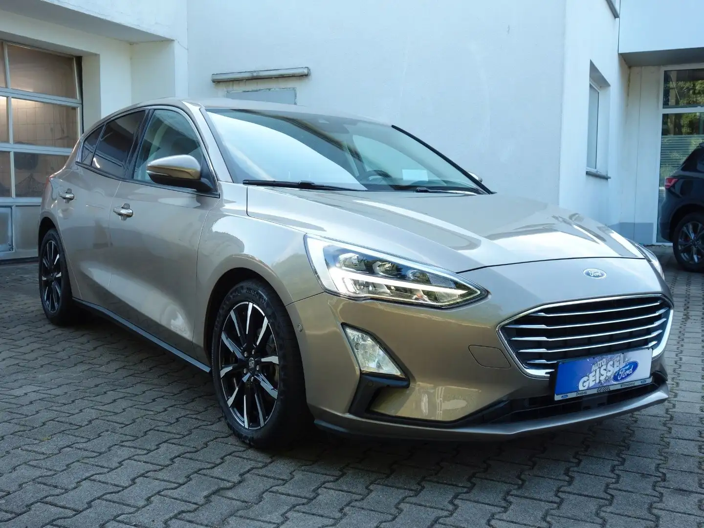 Ford Focus Lim. Titanium LED Navi Kamera KeyFree Wint Silber - 1