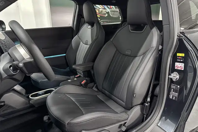 Mini Hatch view 9