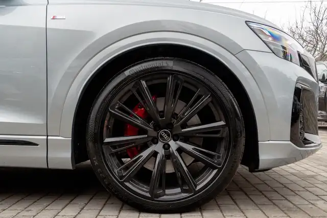 Audi Q8 view 10