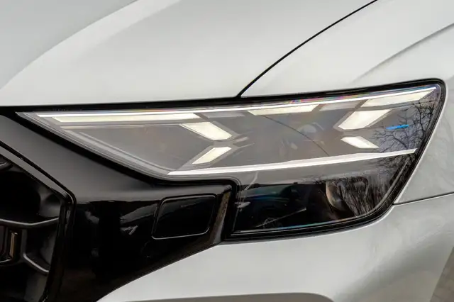 Audi Q8 view 9