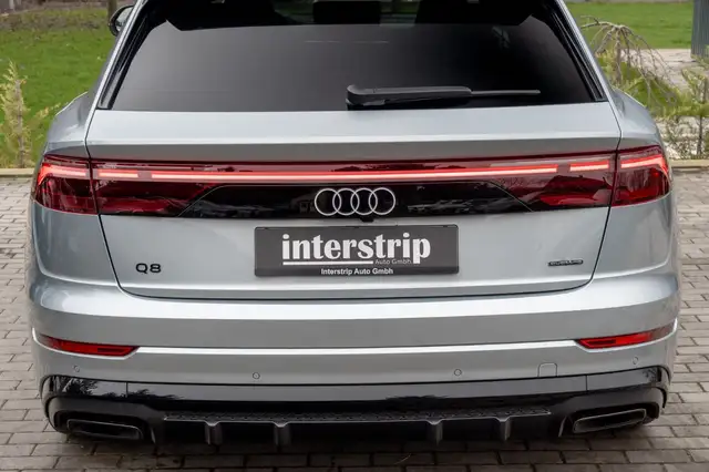 Audi Q8 view 7