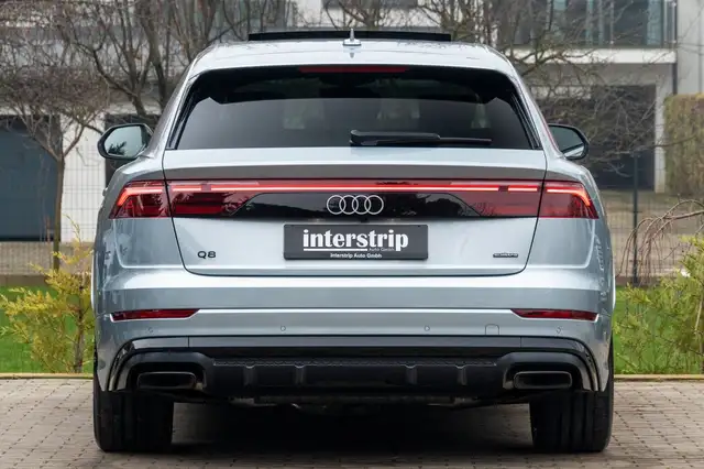 Audi Q8 view 5
