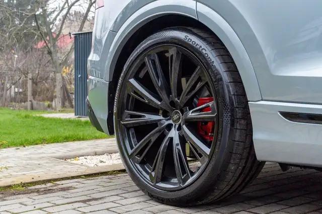 Audi Q8 view 11