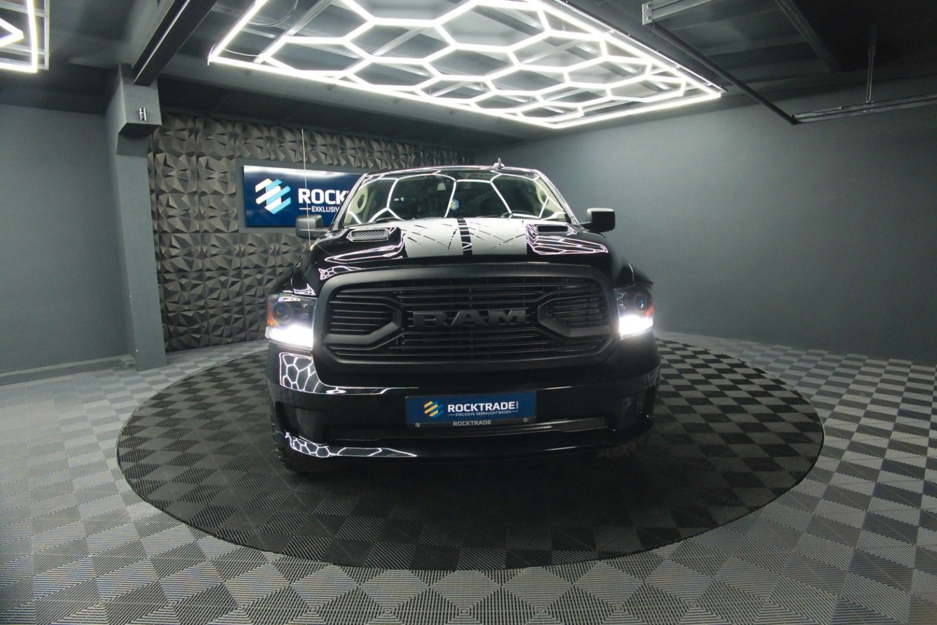 Dodge RAM 5.7 V8 HEMI 4x4 OFFROAD Night-Paket *LED*AHK — photo 11