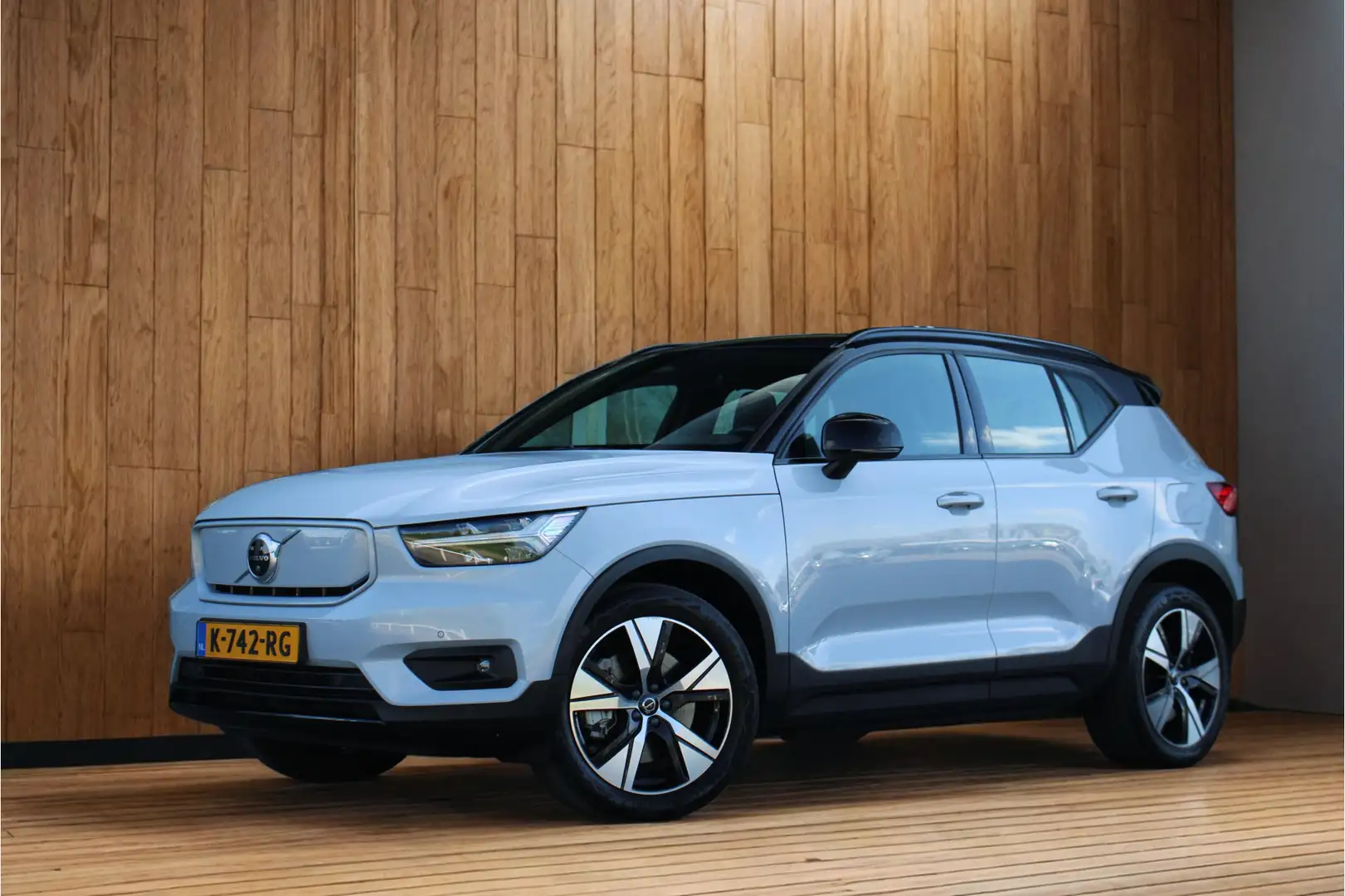 Volvo XC40 Recharge P8 AWD R-Design | Warmtepomp | 360° Camer Grijs - 1
